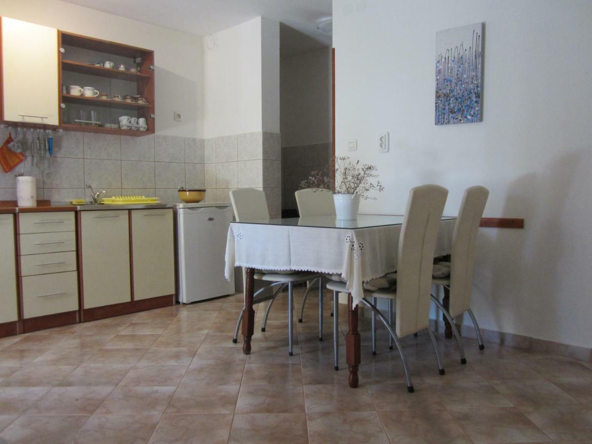 Apartmani Lina Veliki Drvenik Bagian luar foto