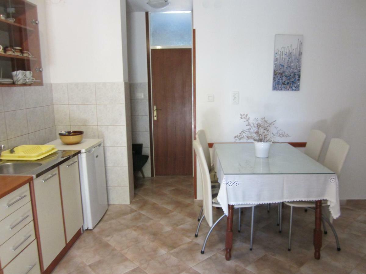 Apartmani Lina Veliki Drvenik Bagian luar foto